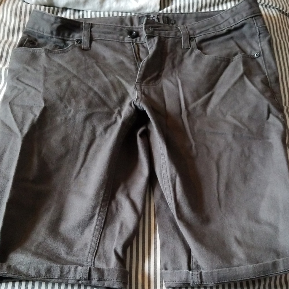 Grey short